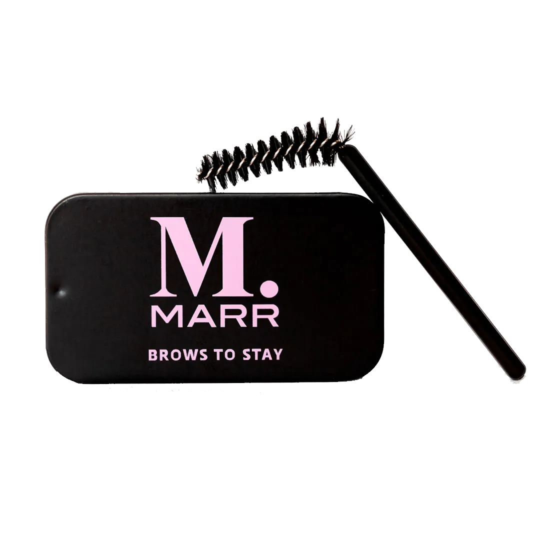 Brows To Stay: zwart rechthoekig doosje met M. MARR en BROWS TO STAY in roze, met een zwarte spoolie ernaast.