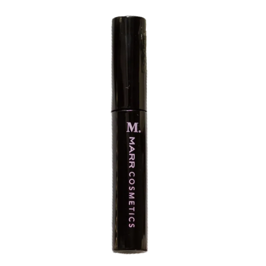 MARR Clear Brow Gel: glanzend zwart mascara-buisje met M. MARR COSMETICS verticaal in lichtroze.